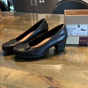 Clark’s Black heels 7M